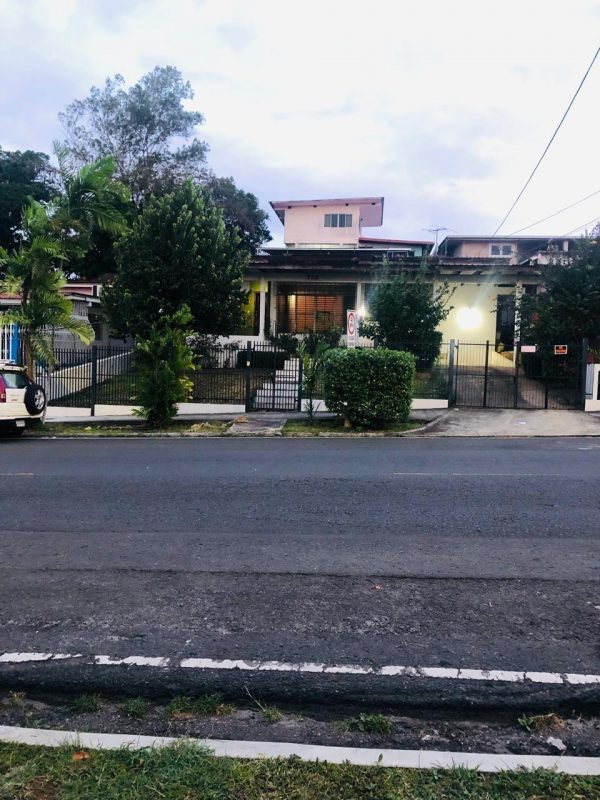 CASA  612 M2 – EN CAMINO REAL DE BETANIA – 3 RECÁMARAS