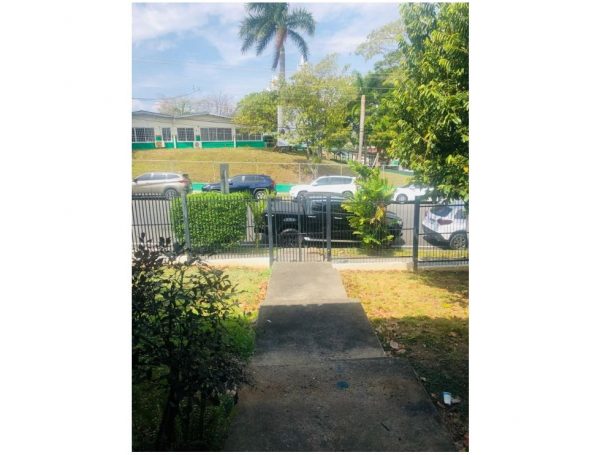 CASA  612 M2 – EN CAMINO REAL DE BETANIA – 3 RECAMARAS